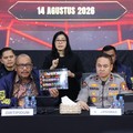 Bareskrim Polri mengungkap dua kasus tindak pidana perjudian online jaringan internasional yang beroperasi di Indonesia dan terhubung dengan jaringan di Kamboja. Dalam pengungkapan tersebut, polisi mengamankan 23 tersangka serta menyita berbagai bara