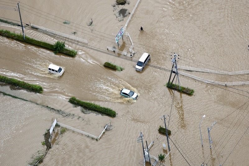 Hujan lebat tak henti yang menerjang wilayah timur Jepang sejak Kamis hingga Jumat dini hari langsung merenggut tiga korban jiwa, Jumat (14/8/2026). (via REUTERS/KYODO)