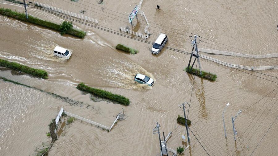 Hujan lebat tak henti yang menerjang wilayah timur Jepang sejak Kamis hingga Jumat dini hari langsung merenggut tiga korban jiwa, Jumat (14/8/2026). (via REUTERS/KYODO)