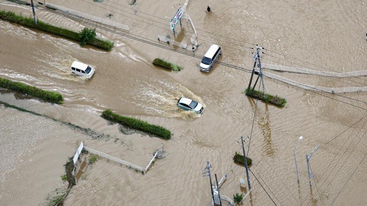 Ribuan Penumpang Luntang-Lantung di Bandara, Terjebak Banjir Dahsyat