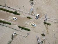 Hujan lebat tak henti yang menerjang wilayah timur Jepang sejak Kamis hingga Jumat dini hari langsung merenggut tiga korban jiwa, Jumat (14/8/2026). (via REUTERS/KYODO)