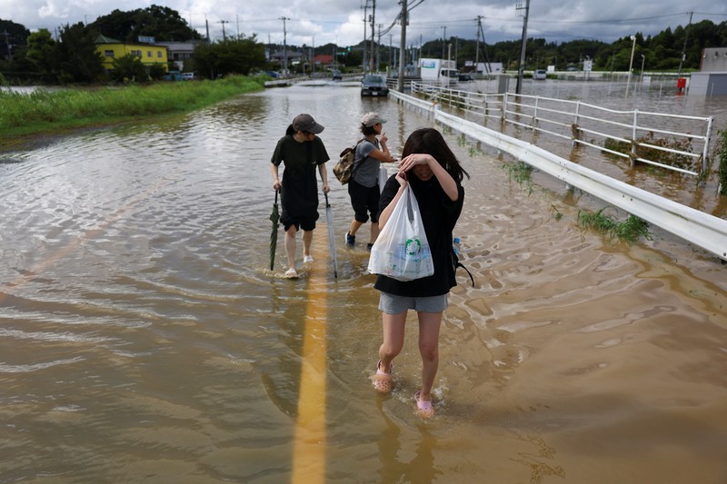 Hujan lebat tak henti yang menerjang wilayah timur Jepang sejak Kamis hingga Jumat dini hari langsung merenggut tiga korban jiwa, Jumat (14/8/2026). (via REUTERS/KYODO)