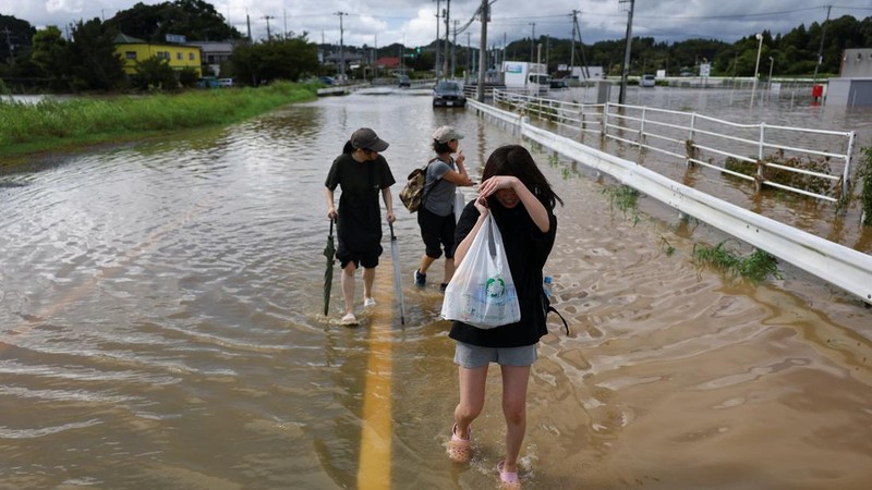 Hujan lebat tak henti yang menerjang wilayah timur Jepang sejak Kamis hingga Jumat dini hari langsung merenggut tiga korban jiwa, Jumat (14/8/2026). (REUTERS/Issei Kato)