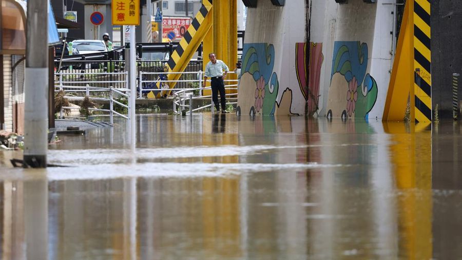 Hujan lebat tak henti yang menerjang wilayah timur Jepang sejak Kamis hingga Jumat dini hari langsung merenggut tiga korban jiwa, Jumat (14/8/2026). (REUTERS/Issei Kato)