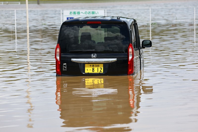 Hujan lebat tak henti yang menerjang wilayah timur Jepang sejak Kamis hingga Jumat dini hari langsung merenggut tiga korban jiwa, Jumat (14/8/2026). (via REUTERS/KYODO)