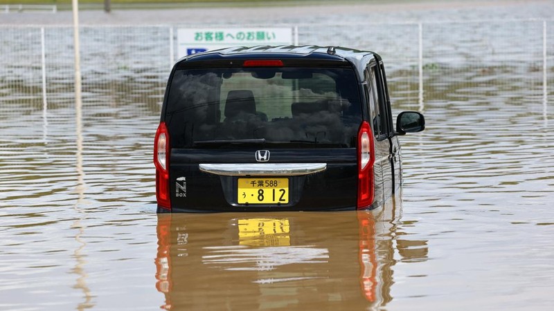 Hujan lebat tak henti yang menerjang wilayah timur Jepang sejak Kamis hingga Jumat dini hari langsung merenggut tiga korban jiwa, Jumat (14/8/2026). (REUTERS/Issei Kato)
