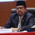 Kepala Badan Komunikasi Pemerintah Republik Indonesia, Muhammad Qodari memberi pemaparan saat  Konferensi pers terkait RAPBN & Nota Keuangan Tahun Anggaran 2027 di Aula Cakti Buddhi Bakti, kantor pusat Direktorat Jenderal Pajak Kementerian Keuangan,