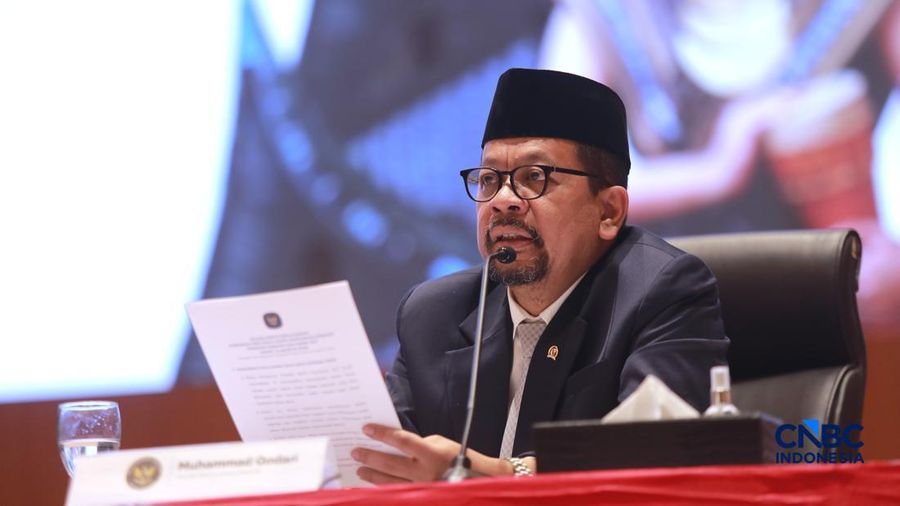Kepala Badan Komunikasi Pemerintah Republik Indonesia, Muhammad Qodari memberi pemaparan saat  Konferensi pers terkait RAPBN & Nota Keuangan Tahun Anggaran 2027 di Aula Cakti Buddhi Bakti, kantor pusat Direktorat Jenderal Pajak Kementerian Keuangan,