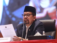 Kepala Badan Komunikasi Pemerintah Republik Indonesia, Muhammad Qodari memberi pemaparan saat  Konferensi pers terkait RAPBN & Nota Keuangan Tahun Anggaran 2027 di Aula Cakti Buddhi Bakti, kantor pusat Direktorat Jenderal Pajak Kementerian Keuangan,