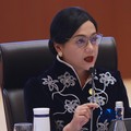 Ketua Dewan Komisioner Otoritas Jasa Keuangan (OJK) Friderica Widyasari Dewi, memberi pemaparan saat  Konferensi pers terkait RAPBN & Nota Keuangan Tahun Anggaran 2027 di Aula Cakti Buddhi Bakti, kantor pusat Direktorat Jenderal Pajak Kementerian Keu
