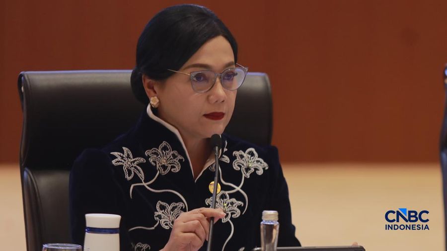 Ketua Dewan Komisioner Otoritas Jasa Keuangan (OJK) Friderica Widyasari Dewi, memberi pemaparan saat  Konferensi pers terkait RAPBN & Nota Keuangan Tahun Anggaran 2027 di Aula Cakti Buddhi Bakti, kantor pusat Direktorat Jenderal Pajak Kementerian Keu