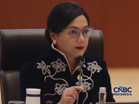 Ketua Dewan Komisioner Otoritas Jasa Keuangan (OJK) Friderica Widyasari Dewi, memberi pemaparan saat  Konferensi pers terkait RAPBN & Nota Keuangan Tahun Anggaran 2027 di Aula Cakti Buddhi Bakti, kantor pusat Direktorat Jenderal Pajak Kementerian Keu