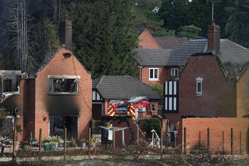 Kondisi rumah yang hangus terbakar akibat kebakaran lahan rumput hebat yang merembet ke sejumlah rumah pada hari terpanas tahun ini di Stourbridge, West Midlands, Inggris, Jumat (14/8/2026). (REUTERS/Temilade Adelaja)
