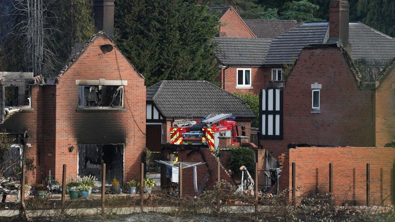 Kondisi rumah yang hangus terbakar akibat kebakaran lahan rumput hebat yang merembet ke sejumlah rumah pada hari terpanas tahun ini di Stourbridge, West Midlands, Inggris, Jumat (14/8/2026). (REUTERS/Temilade Adelaja)
