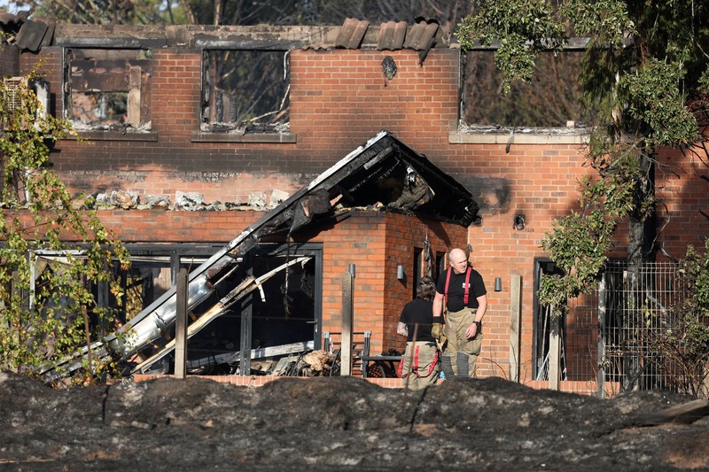 Kondisi rumah yang hangus terbakar akibat kebakaran lahan rumput hebat yang merembet ke sejumlah rumah pada hari terpanas tahun ini di Stourbridge, West Midlands, Inggris, Jumat (14/8/2026). (REUTERS/Temilade Adelaja)