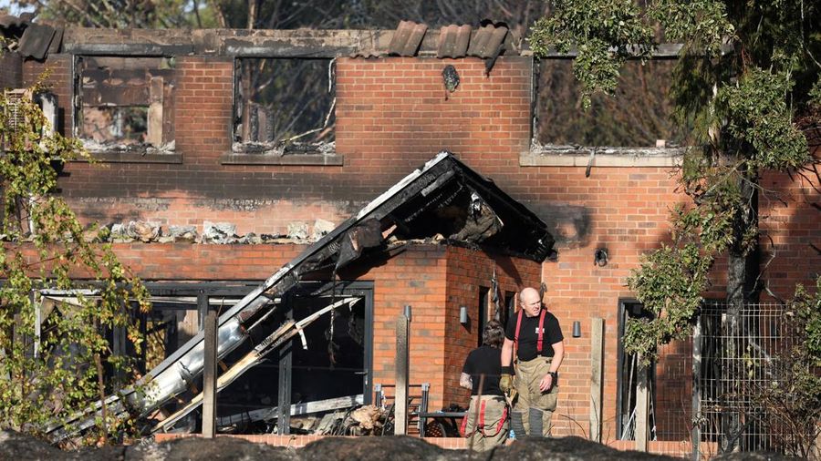 Kondisi rumah yang hangus terbakar akibat kebakaran lahan rumput hebat yang merembet ke sejumlah rumah pada hari terpanas tahun ini di Stourbridge, West Midlands, Inggris, Jumat (14/8/2026). (REUTERS/Temilade Adelaja)