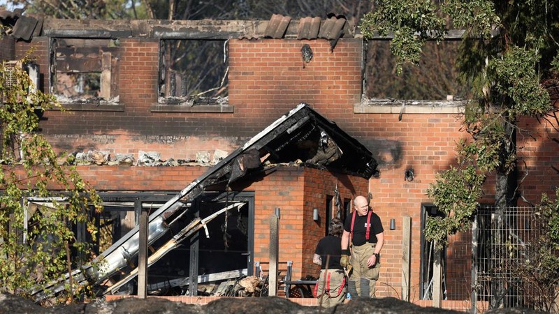 Kondisi rumah yang hangus terbakar akibat kebakaran lahan rumput hebat yang merembet ke sejumlah rumah pada hari terpanas tahun ini di Stourbridge, West Midlands, Inggris, Jumat (14/8/2026). (REUTERS/Temilade Adelaja)