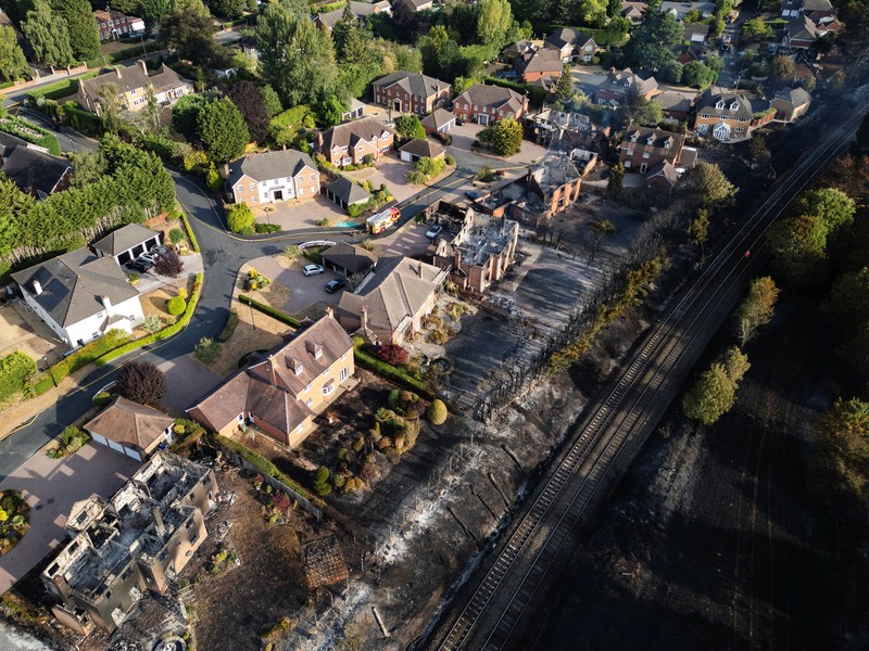 Kondisi rumah yang hangus terbakar akibat kebakaran lahan rumput hebat yang merembet ke sejumlah rumah pada hari terpanas tahun ini di Stourbridge, West Midlands, Inggris, Jumat (14/8/2026). (REUTERS/Temilade Adelaja)