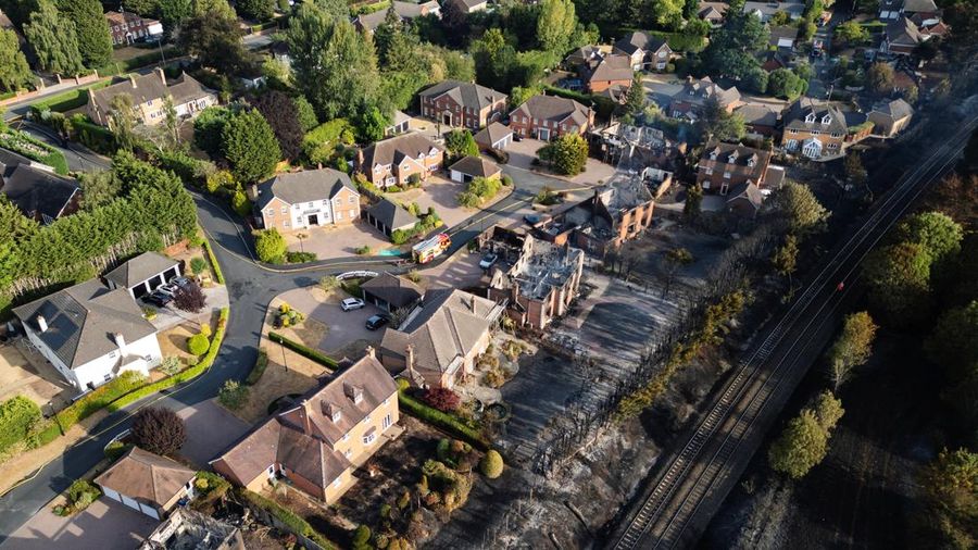 Kondisi rumah yang hangus terbakar akibat kebakaran lahan rumput hebat yang merembet ke sejumlah rumah pada hari terpanas tahun ini di Stourbridge, West Midlands, Inggris, Jumat (14/8/2026). (REUTERS/Temilade Adelaja)