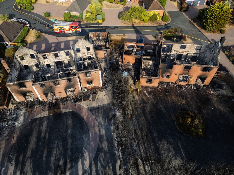 Kondisi rumah yang hangus terbakar akibat kebakaran lahan rumput hebat yang merembet ke sejumlah rumah pada hari terpanas tahun ini di Stourbridge, West Midlands, Inggris, Jumat (14/8/2026). (REUTERS/Temilade Adelaja)