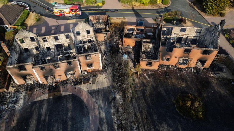 Kondisi rumah yang hangus terbakar akibat kebakaran lahan rumput hebat yang merembet ke sejumlah rumah pada hari terpanas tahun ini di Stourbridge, West Midlands, Inggris, Jumat (14/8/2026). (REUTERS/Temilade Adelaja)