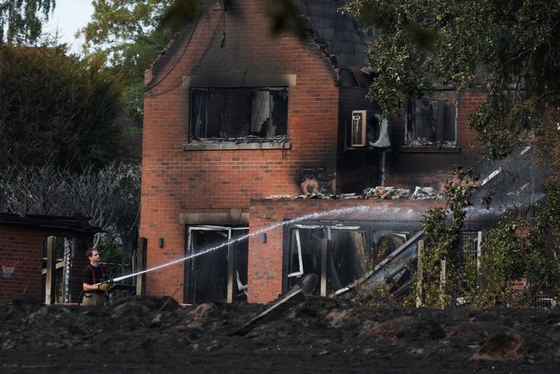 Kondisi rumah yang hangus terbakar akibat kebakaran lahan rumput hebat yang merembet ke sejumlah rumah pada hari terpanas tahun ini di Stourbridge, West Midlands, Inggris, Jumat (14/8/2026). (REUTERS/Temilade Adelaja)