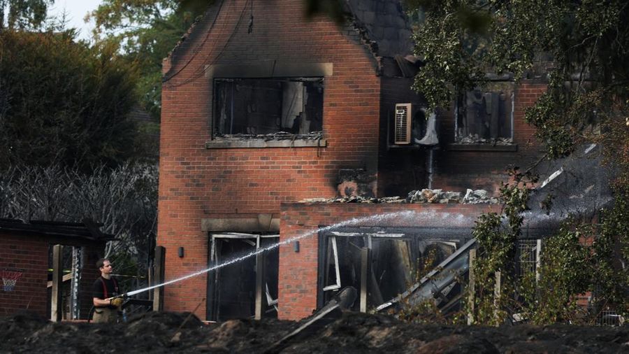 Kondisi rumah yang hangus terbakar akibat kebakaran lahan rumput hebat yang merembet ke sejumlah rumah pada hari terpanas tahun ini di Stourbridge, West Midlands, Inggris, Jumat (14/8/2026). (REUTERS/Temilade Adelaja)
