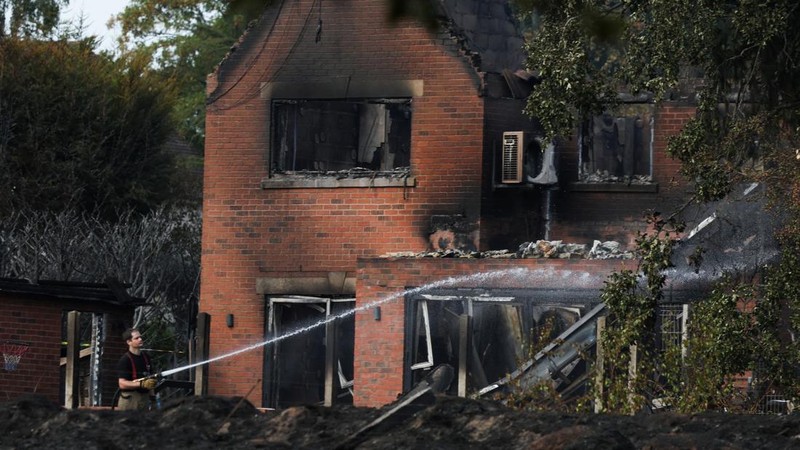 Kondisi rumah yang hangus terbakar akibat kebakaran lahan rumput hebat yang merembet ke sejumlah rumah pada hari terpanas tahun ini di Stourbridge, West Midlands, Inggris, Jumat (14/8/2026). (REUTERS/Temilade Adelaja)