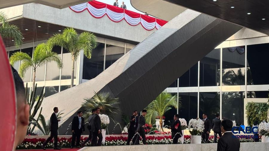 Mantan Presiden Joko Widodo tiba di Sidang Tahunan MPR dan Sidang Bersama DPR dan DPD dalam Rangka HUT ke-81 RI di Gedung Nusantara, Kompleks Parlemen Senayan, Jakarta Pusat, Jumat (14/8/2026). (CNBC Indonesia/Martya Rizky)