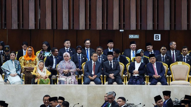 Mantan Wakil Presiden Indonesia Boediono berbincang dengan mantan Presiden Indonesia Joko Widodo sembari duduk di samping mantan Wakil Presiden Indonesia Ma'ruf Amin dan Jusuf Kalla, pada hari Presiden Indonesia Prabowo Subianto dijadwalkan menyampai