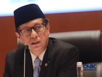 Menteri Kesehatan Budi Gunadi Sadikin memberi pemaparan saat  Konferensi pers terkait RAPBN & Nota Keuangan Tahun Anggaran 2027 di Aula Cakti Buddhi Bakti, kantor pusat Direktorat Jenderal Pajak Kementerian Keuangan, Jakarta Selatan, Jumat (14/8/2026
