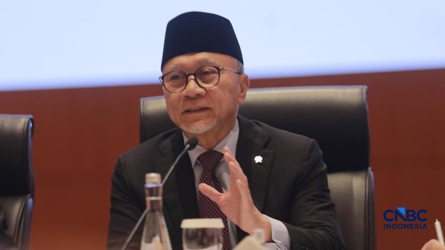 Menteri Koordinator Bidang Pangan, Zulkifli Hasan memberi pemaparan saat  Konferensi pers terkait RAPBN & Nota Keuangan Tahun Anggaran 2027 di Aula Cakti Buddhi Bakti, kantor pusat Direktorat Jenderal Pajak Kementerian Keuangan, Jakarta Selatan, Juma