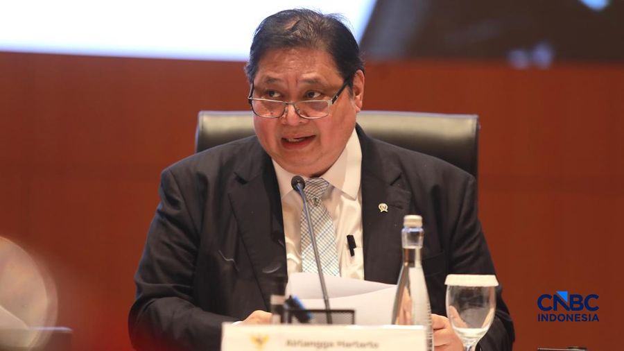 Menteri Koordinator Bidang Perekonomian, Airlangga Hartarto memberi pemaparan saat Konferensi pers terkait RAPBN & Nota Keuangan Tahun Anggaran 2027 di Aula Cakti Buddhi Bakti, kantor pusat Direktorat Jenderal Pajak Kementerian Keuangan, Jakarta Sela