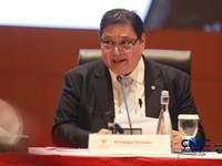 Menteri Koordinator Bidang Perekonomian, Airlangga Hartarto memberi pemaparan saat Konferensi pers terkait RAPBN & Nota Keuangan Tahun Anggaran 2027 di Aula Cakti Buddhi Bakti, kantor pusat Direktorat Jenderal Pajak Kementerian Keuangan, Jakarta Sela