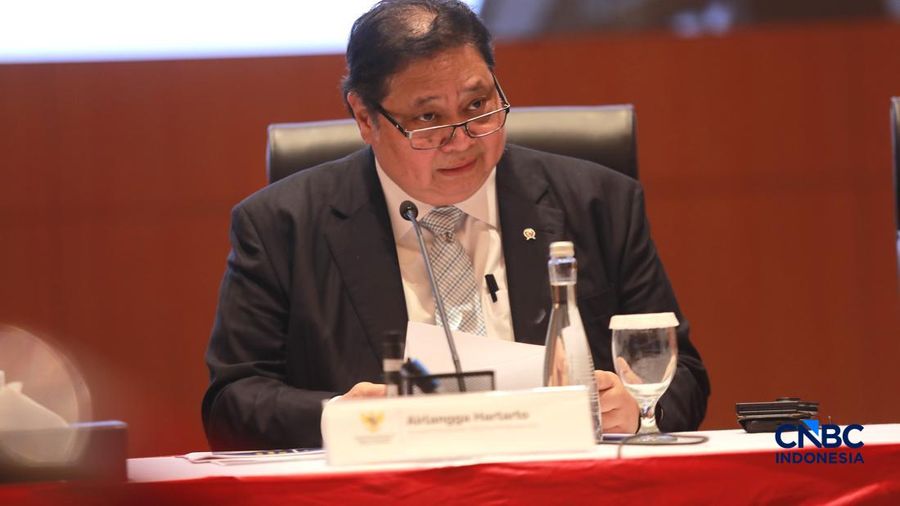 Menteri Koordinator Bidang Perekonomian, Airlangga Hartarto memberi pemaparan saat Konferensi pers terkait RAPBN & Nota Keuangan Tahun Anggaran 2027 di Aula Cakti Buddhi Bakti, kantor pusat Direktorat Jenderal Pajak Kementerian Keuangan, Jakarta Sela