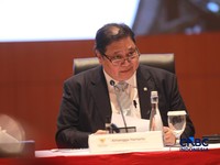 Menteri Koordinator Bidang Perekonomian, Airlangga Hartarto memberi pemaparan saat Konferensi pers terkait RAPBN & Nota Keuangan Tahun Anggaran 2027 di Aula Cakti Buddhi Bakti, kantor pusat Direktorat Jenderal Pajak Kementerian Keuangan, Jakarta Sela