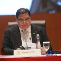 Menteri Koordinator Bidang Perekonomian, Airlangga Hartarto memberi pemaparan saat Konferensi pers terkait RAPBN & Nota Keuangan Tahun Anggaran 2027 di Aula Cakti Buddhi Bakti, kantor pusat Direktorat Jenderal Pajak Kementerian Keuangan, Jakarta Sela