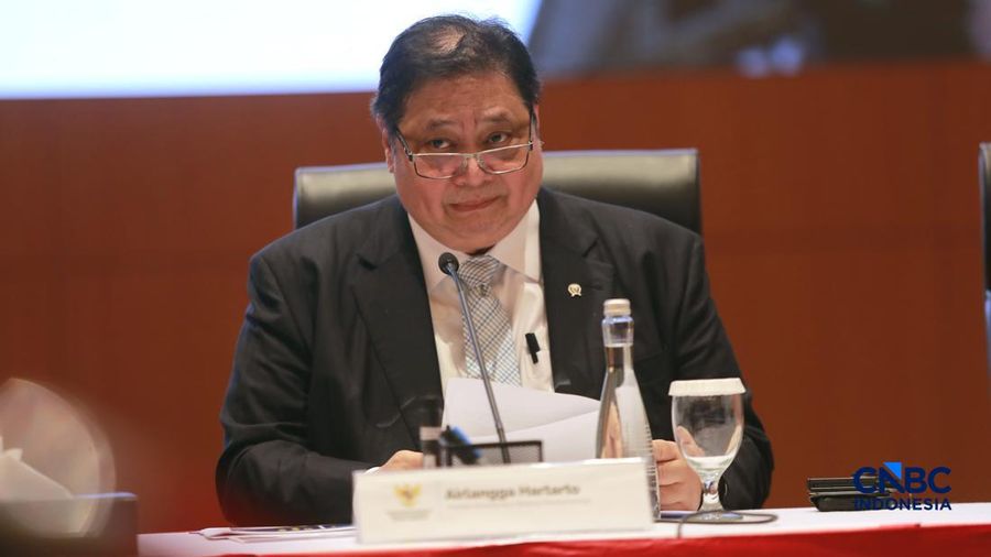 Menteri Koordinator Bidang Perekonomian, Airlangga Hartarto memberi pemaparan saat Konferensi pers terkait RAPBN & Nota Keuangan Tahun Anggaran 2027 di Aula Cakti Buddhi Bakti, kantor pusat Direktorat Jenderal Pajak Kementerian Keuangan, Jakarta Sela