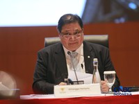 Menteri Koordinator Bidang Perekonomian, Airlangga Hartarto memberi pemaparan saat Konferensi pers terkait RAPBN & Nota Keuangan Tahun Anggaran 2027 di Aula Cakti Buddhi Bakti, kantor pusat Direktorat Jenderal Pajak Kementerian Keuangan, Jakarta Sela