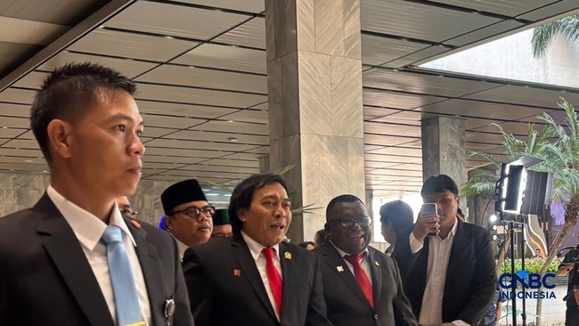 Berdasi Merah, Penampakan Komeng di Sidang Tahunan MPR-Minta Juara 1