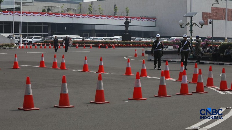 Pengamanan di Kompleks Parlemen, Senayan, Jakarta, diperketat selama pelaksanaan Sidang Tahunan MPR RI dan Sidang Bersama DPR-DPD RI, Jumat, (14/8/2026). (CNCB Indonesia/Muhammad Sabki)