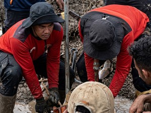 Banyak Sumur Bor Mengering, 1 Ton Garam Disemai demi Atasi Karhutla Kalteng