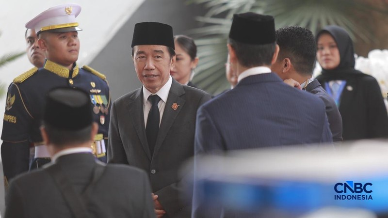 Presiden ke-7 Jokowi  keluar gedung usai acara sidang Tahunan MPR - Sidang Bersama DPR-DPD RI 2026 di Gedung DPR RI, Jumat (14/8/2026). (CNBC Indonesia/Muhammad Sabki)
