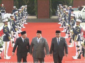 Presiden Prabowo Subianto (tengah) tiba di Sidang Tahunan MPR dan Sidang Bersama DPR dan DPD dalam Rangka HUT ke-81 RI di Gedung Nusantara, Kompleks Parlemen Senayan, Jakarta Pusat, Jumat (14/8/2026). (Tangkapan layar youtube )