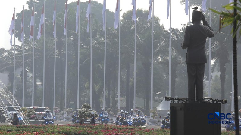 Presiden RI Prabowo Subianto saat tiba di acara Sidang Tahunan MPR dan Sidang Bersama DPR dan DPD dalam Rangka HUT ke-81 RI di Gedung Nusantara, Kompleks Parlemen Senayan, Jakarta Pusat, Jumat (14/8/2026). (CNBC Indonesia/Muhammad Sabki)