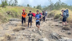 WN Prancis Terpeleset di Rinjani, Dievakuasi Pakai Tandu