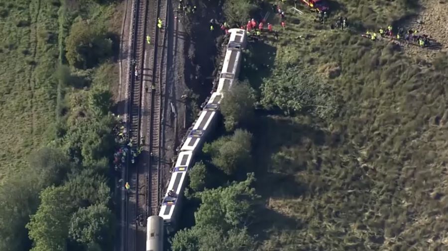 Sebuah kereta penumpang tergelincir di dekat Lewes di Inggris tenggara, Kamis (13/8/2026). (Tangkapan Layar Video/REUTERS)