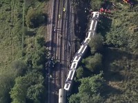 Sebuah kereta penumpang tergelincir di dekat Lewes di Inggris tenggara, Kamis (13/8/2026). (Tangkapan Layar Video/REUTERS)
