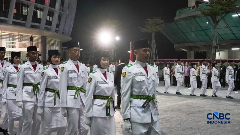 Sejumlah Pasukan Pengibar Bendera Pusaka (Paskibraka) berjalan memasuki lapangan upacara di City Hall Ibu Kota Nusantara (IKN), Kalimantan Timur, Jumat (14/8/2026) malam.