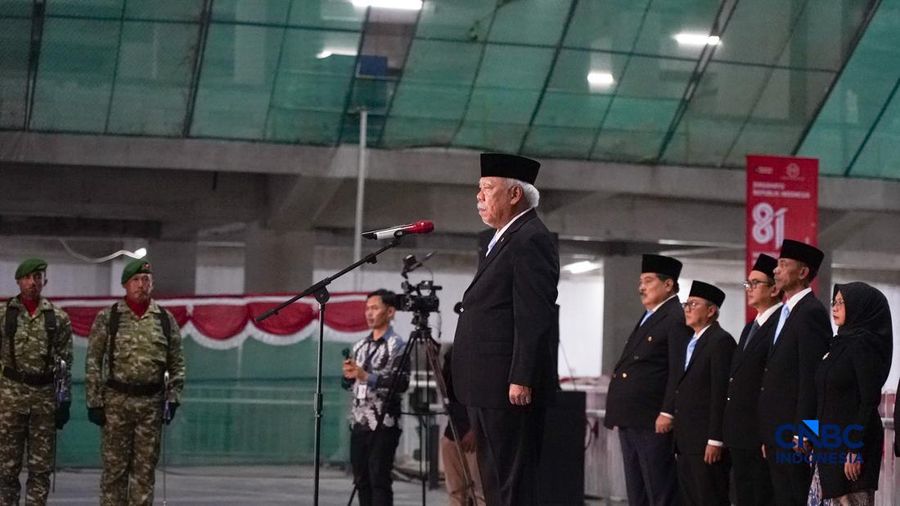 Sejumlah Pasukan Pengibar Bendera Pusaka (Paskibraka) berjalan memasuki lapangan upacara di City Hall Ibu Kota Nusantara (IKN), Kalimantan Timur, Jumat (14/8/2026) malam.